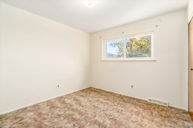 27046 Clarpointe Drive, Warren, MI 48088