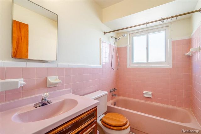 27046 Clarpointe Drive, Warren, MI 48088