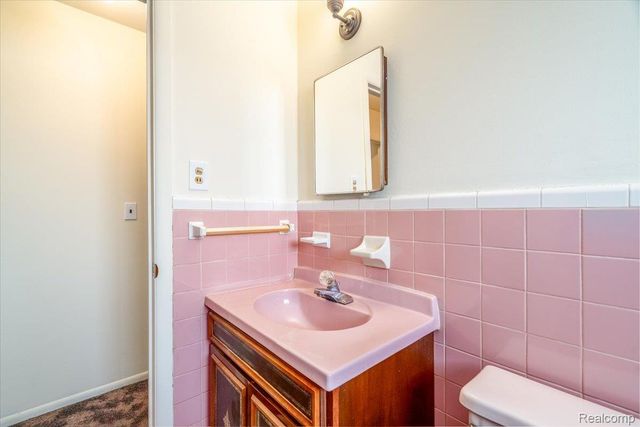 27046 Clarpointe Drive, Warren, MI 48088