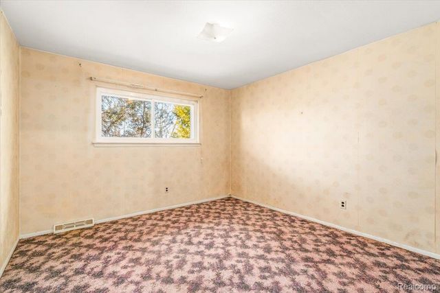 27046 Clarpointe Drive, Warren, MI 48088