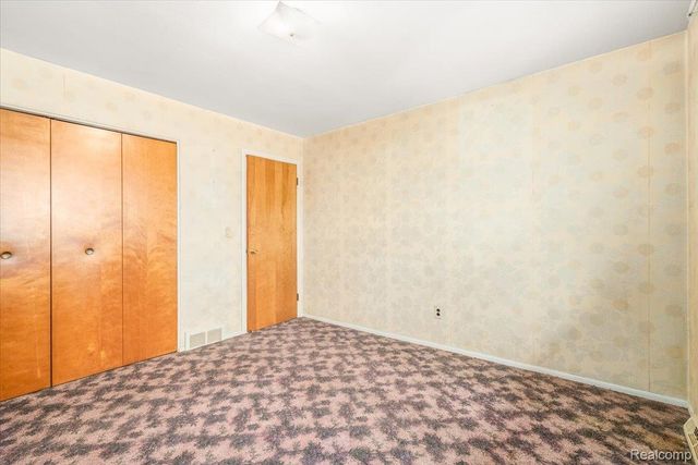 27046 Clarpointe Drive, Warren, MI 48088