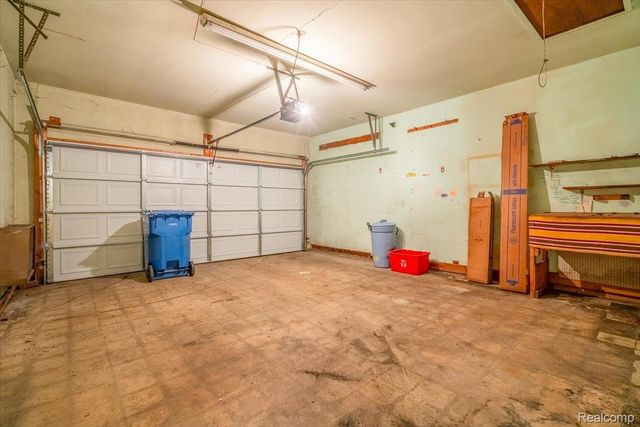 27046 Clarpointe Drive, Warren, MI 48088