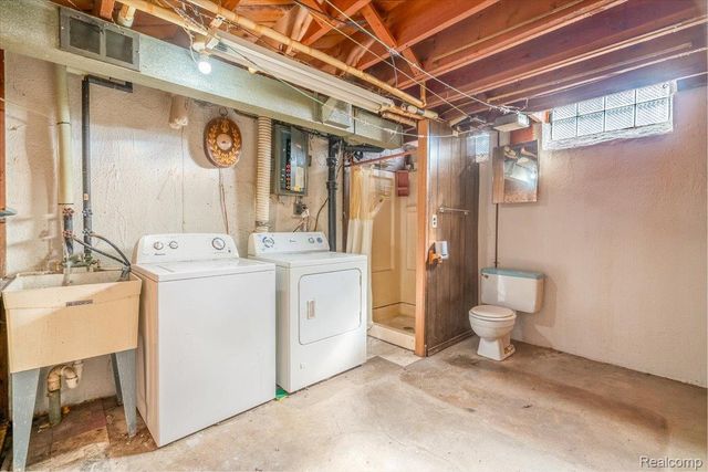 27046 Clarpointe Drive, Warren, MI 48088