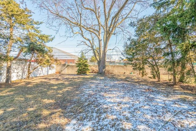 27046 Clarpointe Drive, Warren, MI 48088