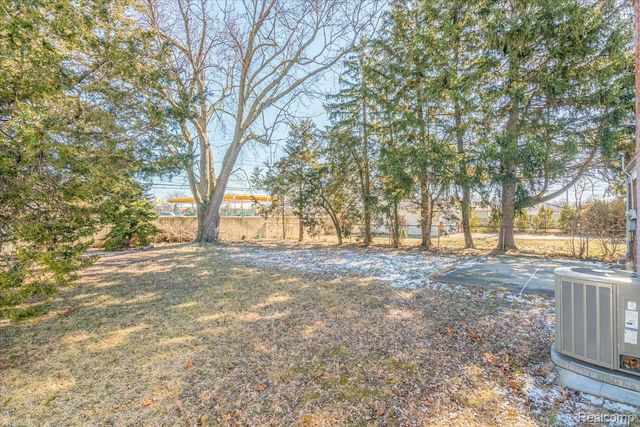 27046 Clarpointe Drive, Warren, MI 48088