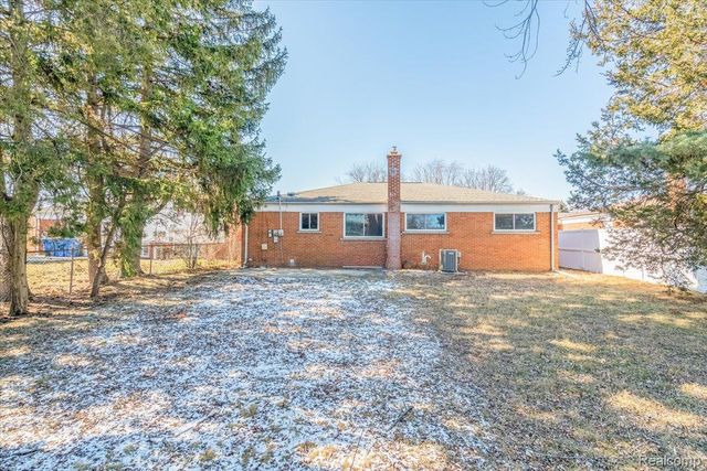 27046 Clarpointe Drive, Warren, MI 48088