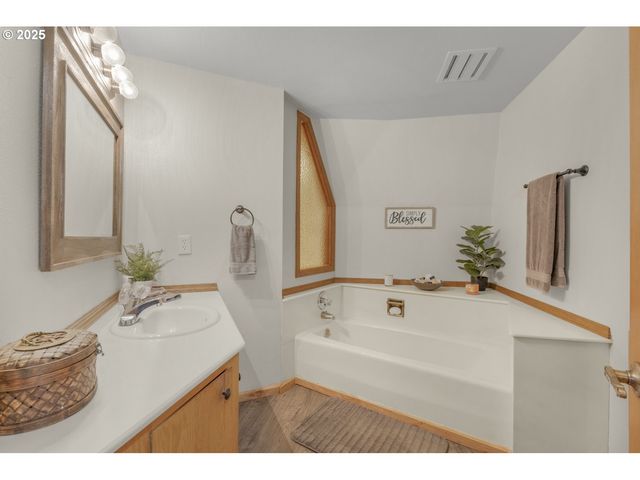 22690 S SPRINGWATER Rd, Estacada, OR 97023