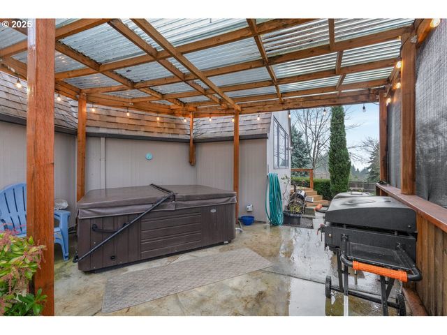 22690 S SPRINGWATER Rd, Estacada, OR 97023