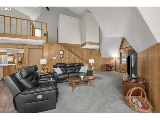 22690 S SPRINGWATER Rd, Estacada, OR 97023