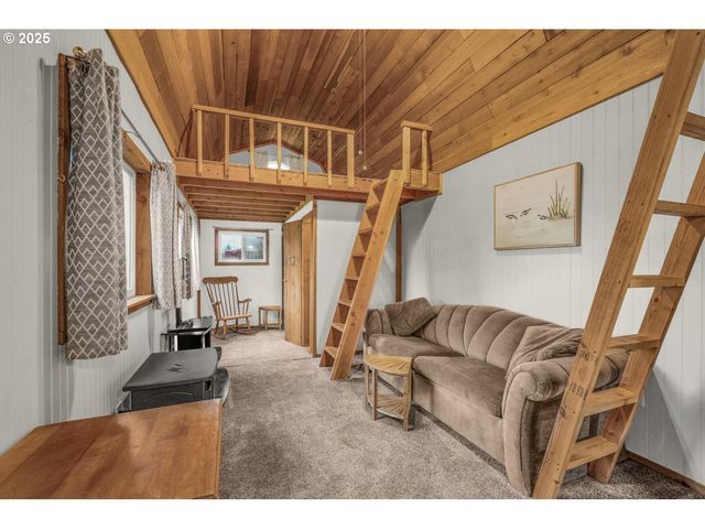 22690 S SPRINGWATER Rd, Estacada, OR 97023