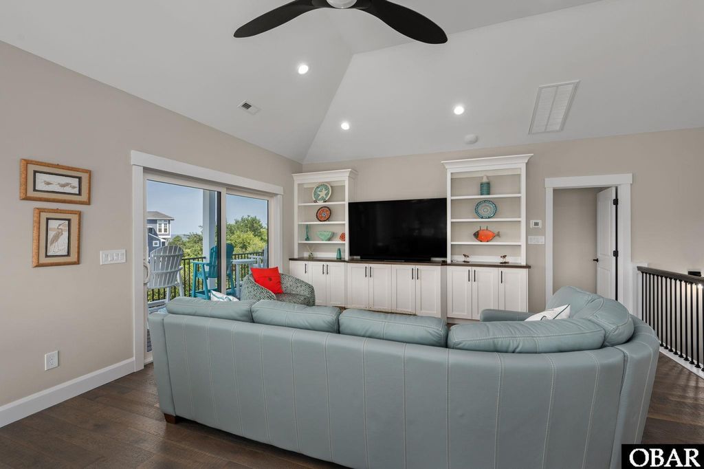 Image 10 of property listing at 528 Hunt Club Drive, Corolla, NC 27927