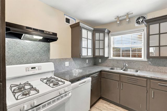 4505 Larch Lane A, Bellaire, TX 77401