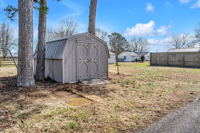 335 Robins St, Lawrenceburg, TN 38464