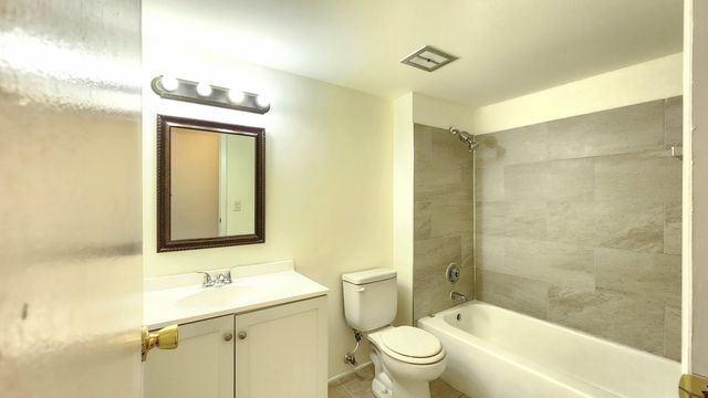 1360 Devonshire Lane, Hoffman Estates, IL 60169