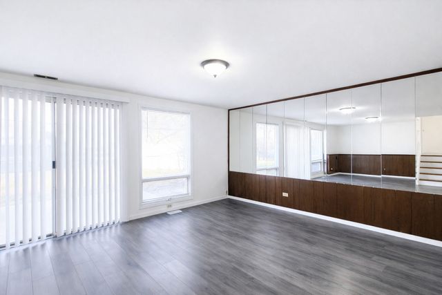 1360 Devonshire Lane, Hoffman Estates, IL 60169