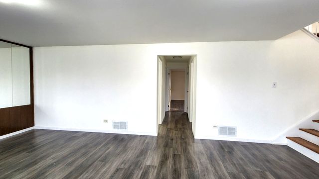 1360 Devonshire Lane, Hoffman Estates, IL 60169