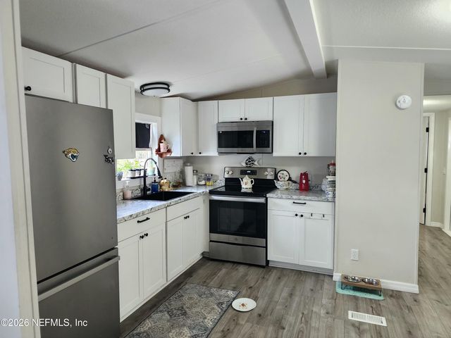 231 LAKEVIEW Court, Interlachen, FL 32148