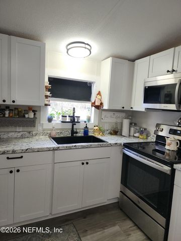 231 LAKEVIEW Court, Interlachen, FL 32148