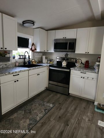 231 LAKEVIEW Court, Interlachen, FL 32148