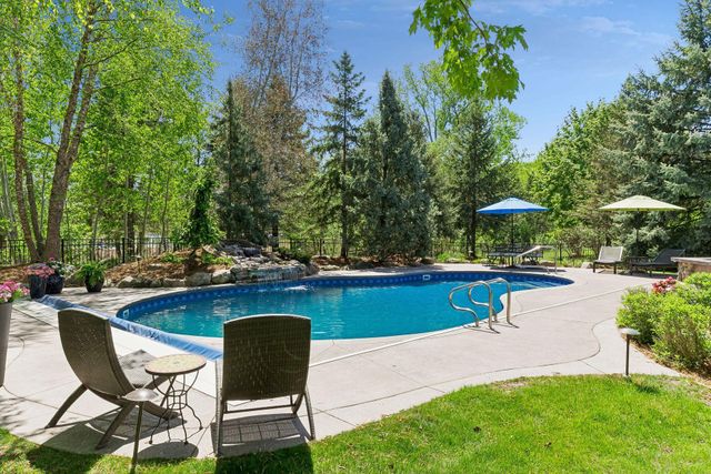 10879 Bentwater Lane, Woodbury, MN 55129