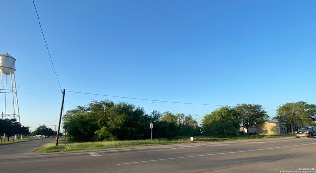 102 E Leona, Dilley, TX 78017