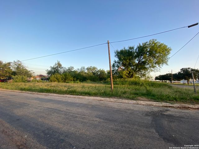 102 E Leona, Dilley, TX 78017