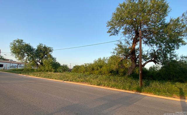 102 E Leona, Dilley, TX 78017