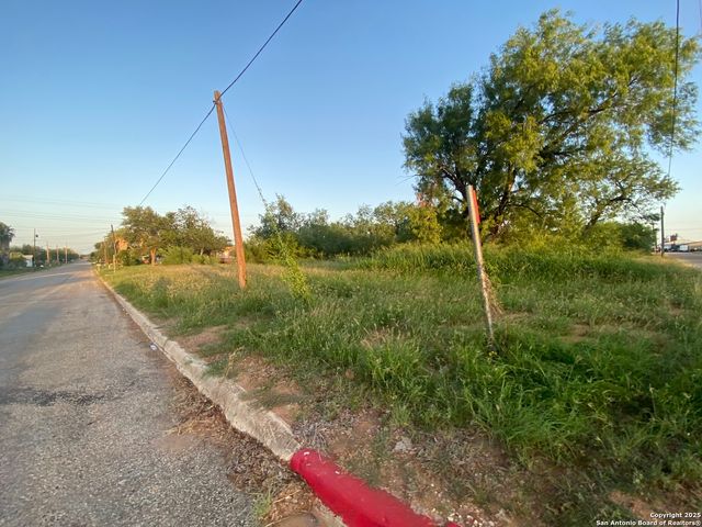 102 E Leona, Dilley, TX 78017