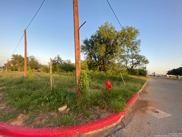 102 E Leona, Dilley, TX 78017