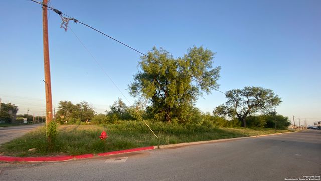 102 E Leona, Dilley, TX 78017