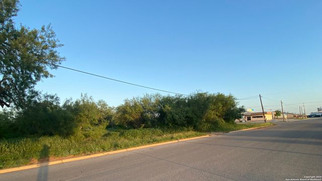 102 E Leona, Dilley, TX 78017