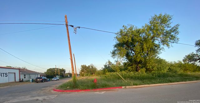 102 E Leona, Dilley, TX 78017