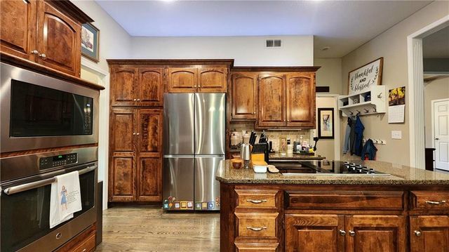 10202 NW RIVER HILLS Drive, Parkville, MO 64152