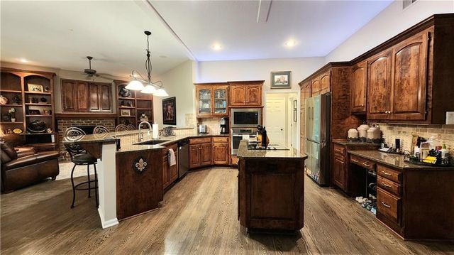 10202 NW RIVER HILLS Drive, Parkville, MO 64152