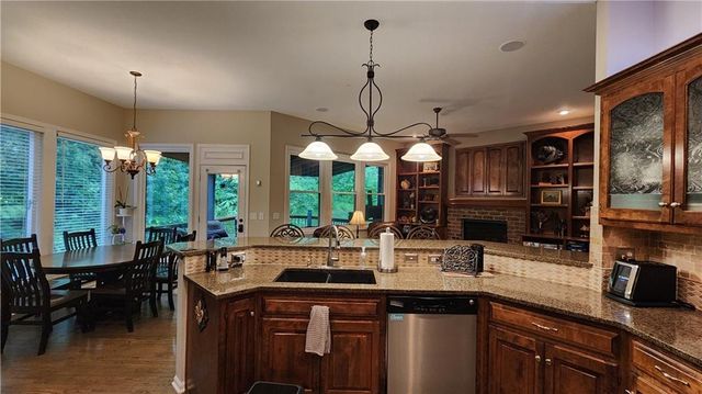 10202 NW RIVER HILLS Drive, Parkville, MO 64152