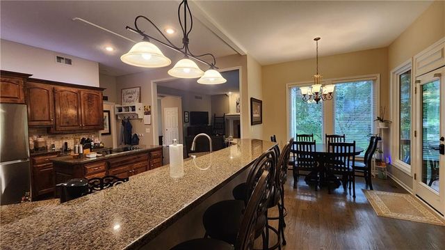 10202 NW RIVER HILLS Drive, Parkville, MO 64152