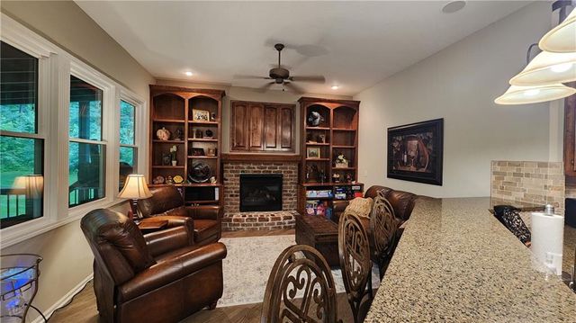 10202 NW RIVER HILLS Drive, Parkville, MO 64152