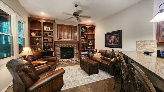 10202 NW RIVER HILLS Drive, Parkville, MO 64152