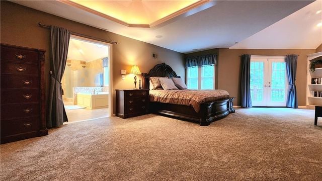 10202 NW RIVER HILLS Drive, Parkville, MO 64152