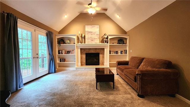 10202 NW RIVER HILLS Drive, Parkville, MO 64152