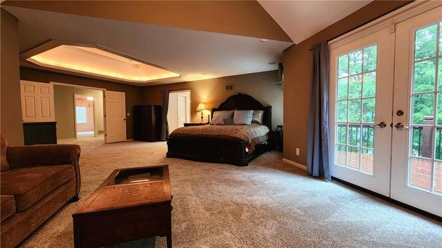 10202 NW RIVER HILLS Drive, Parkville, MO 64152