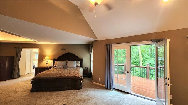 10202 NW RIVER HILLS Drive, Parkville, MO 64152