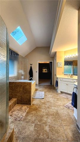 10202 NW RIVER HILLS Drive, Parkville, MO 64152