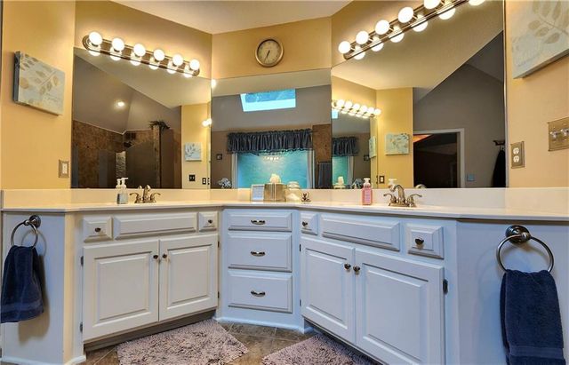 10202 NW RIVER HILLS Drive, Parkville, MO 64152