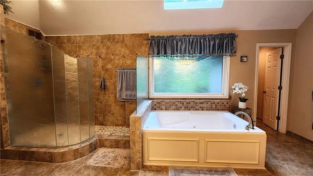 10202 NW RIVER HILLS Drive, Parkville, MO 64152