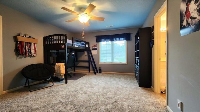 10202 NW RIVER HILLS Drive, Parkville, MO 64152