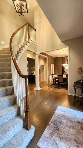 10202 NW RIVER HILLS Drive, Parkville, MO 64152