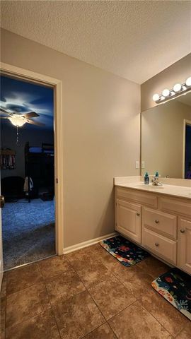 10202 NW RIVER HILLS Drive, Parkville, MO 64152
