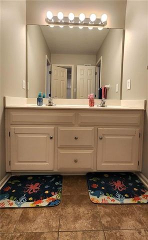 10202 NW RIVER HILLS Drive, Parkville, MO 64152