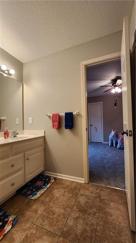 10202 NW RIVER HILLS Drive, Parkville, MO 64152